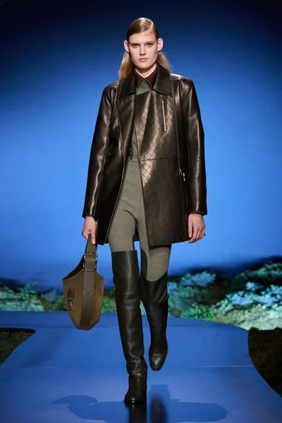 Look 18